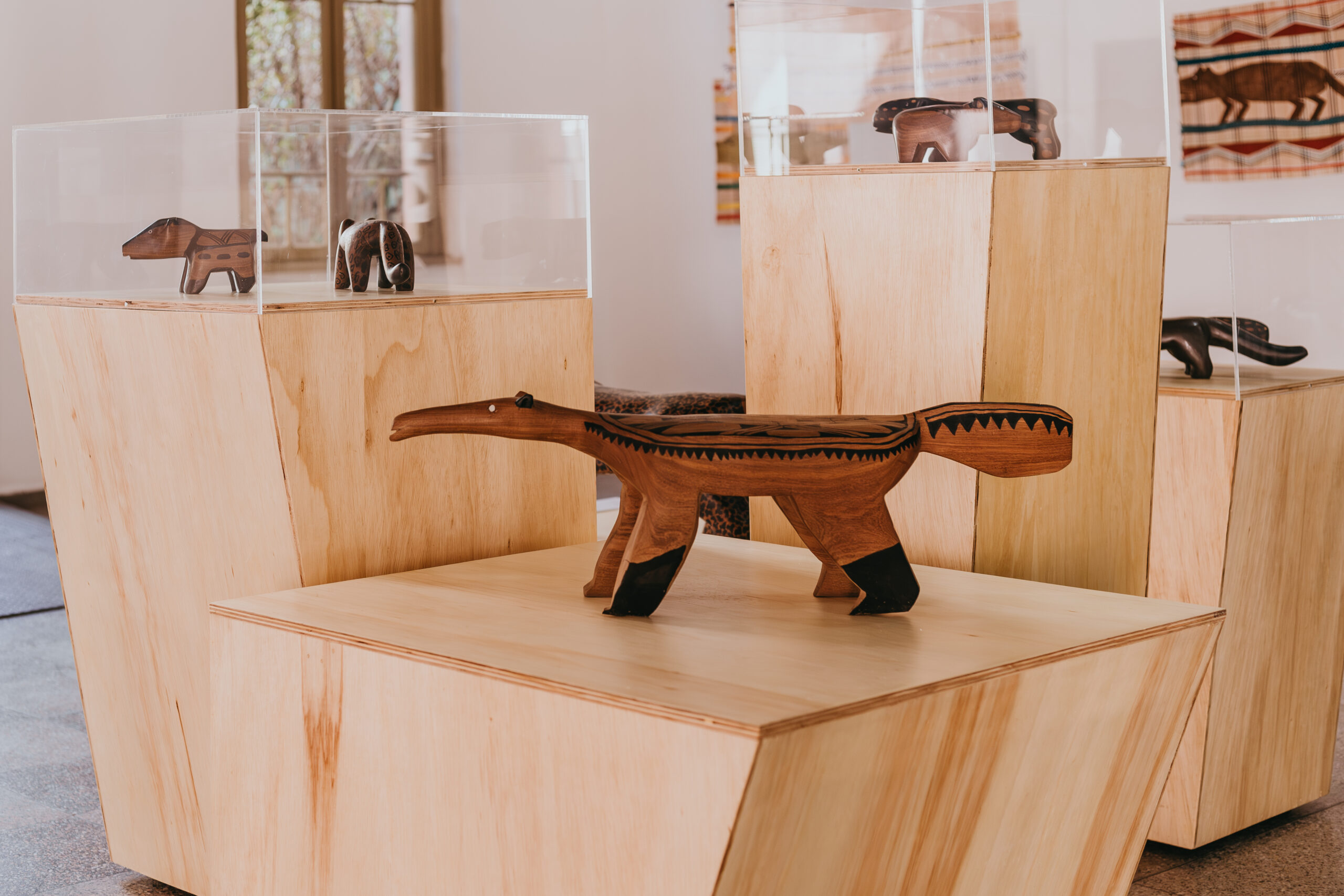 CCMQ lança catálogo da exposição “Convívio como beleza”, dos artistas indígenas Ontxa e Yualu Mehinako