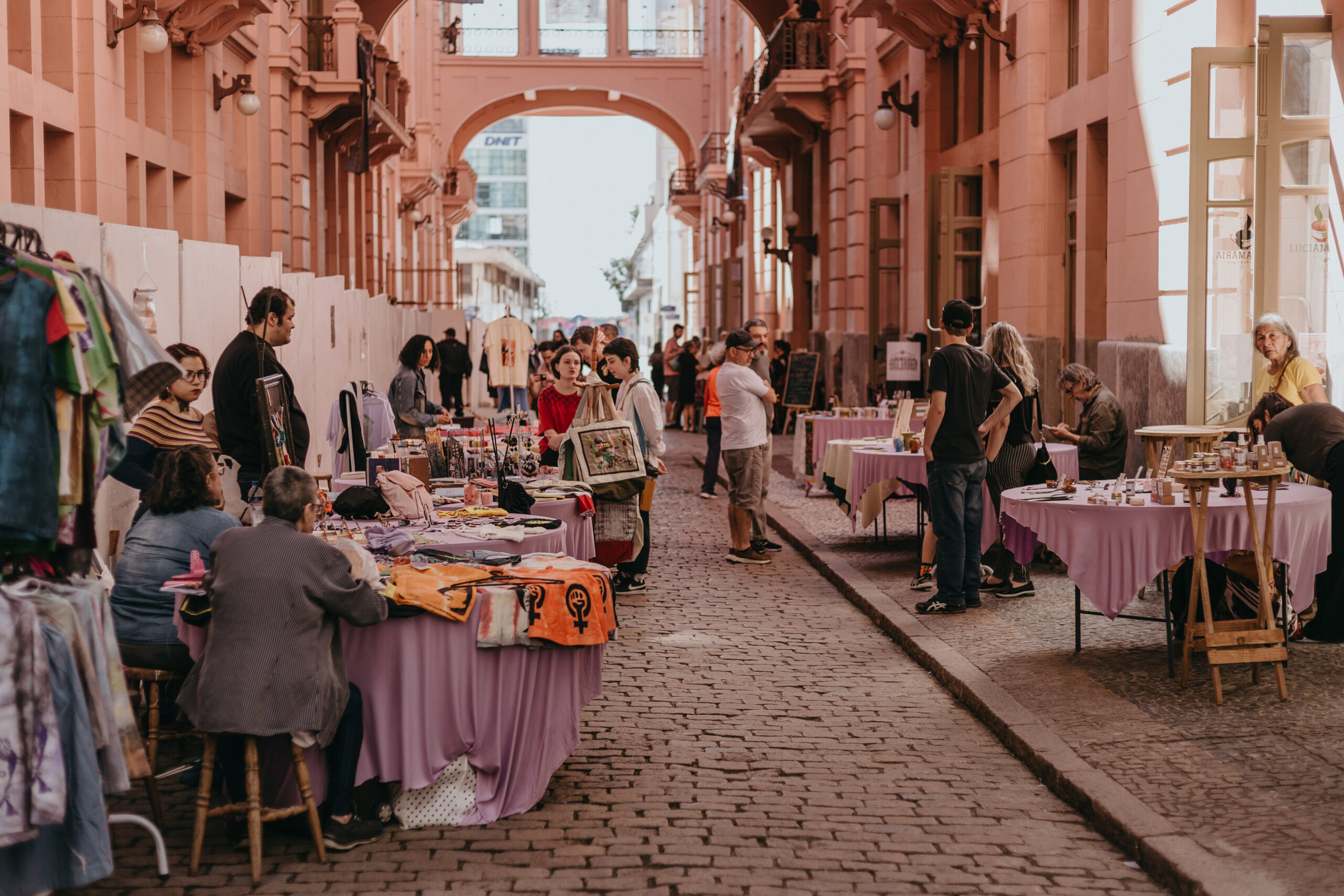 Feira Sem Título III ocupa a Travessa Rua dos Cataventos com arte emergente e acesso gratuito