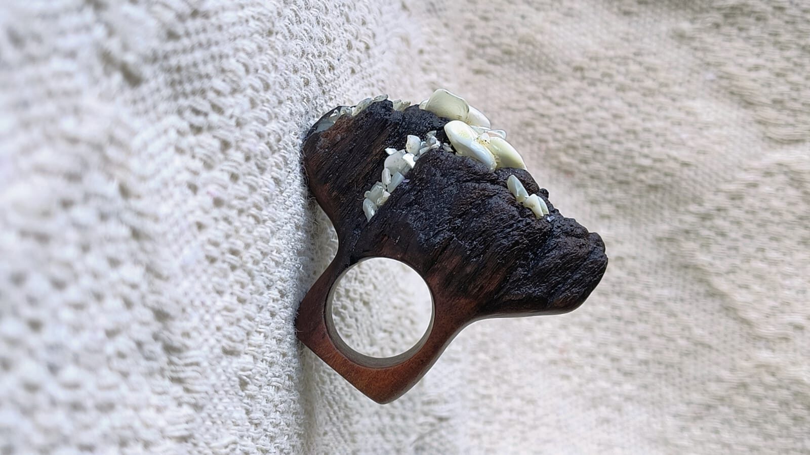 Espaço Vitrine CCMQ + RS Criativo recebe projeto “Joias Biofílicas”