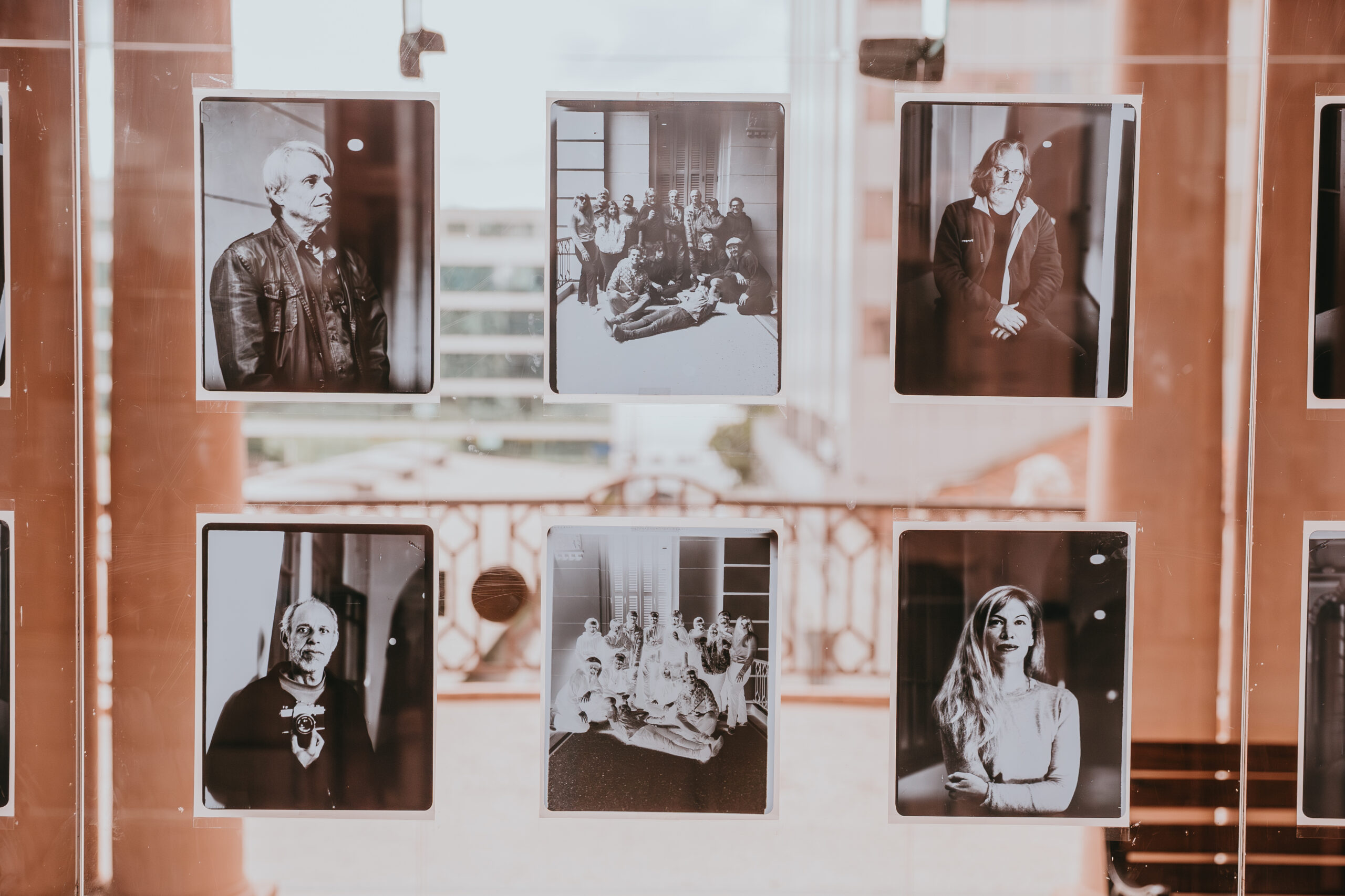 Exposição “Retratistas Retratados” reúne experimentações com fotografia analógica na CCMQ